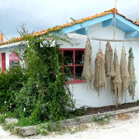 Le Broustey La Au Bout De La Rue Holiday home *